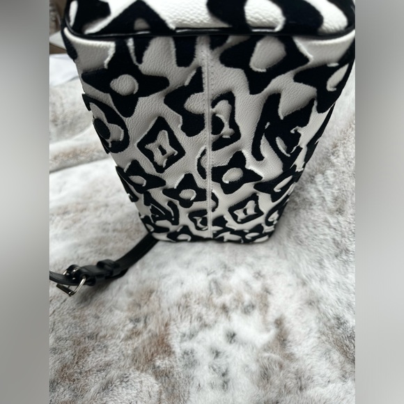 LV Speedy Bandouliere Urs Fischer Tufted Monogram Canvas 25 - Picture 14 of 15